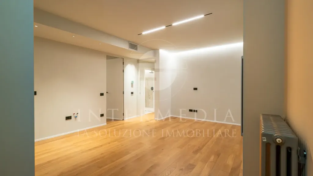 Esik - Rusticated Flat with Balcony in Brescia