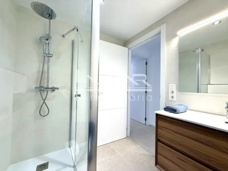 Salles de bain - Modern Flat with Balcony in Vic Centre