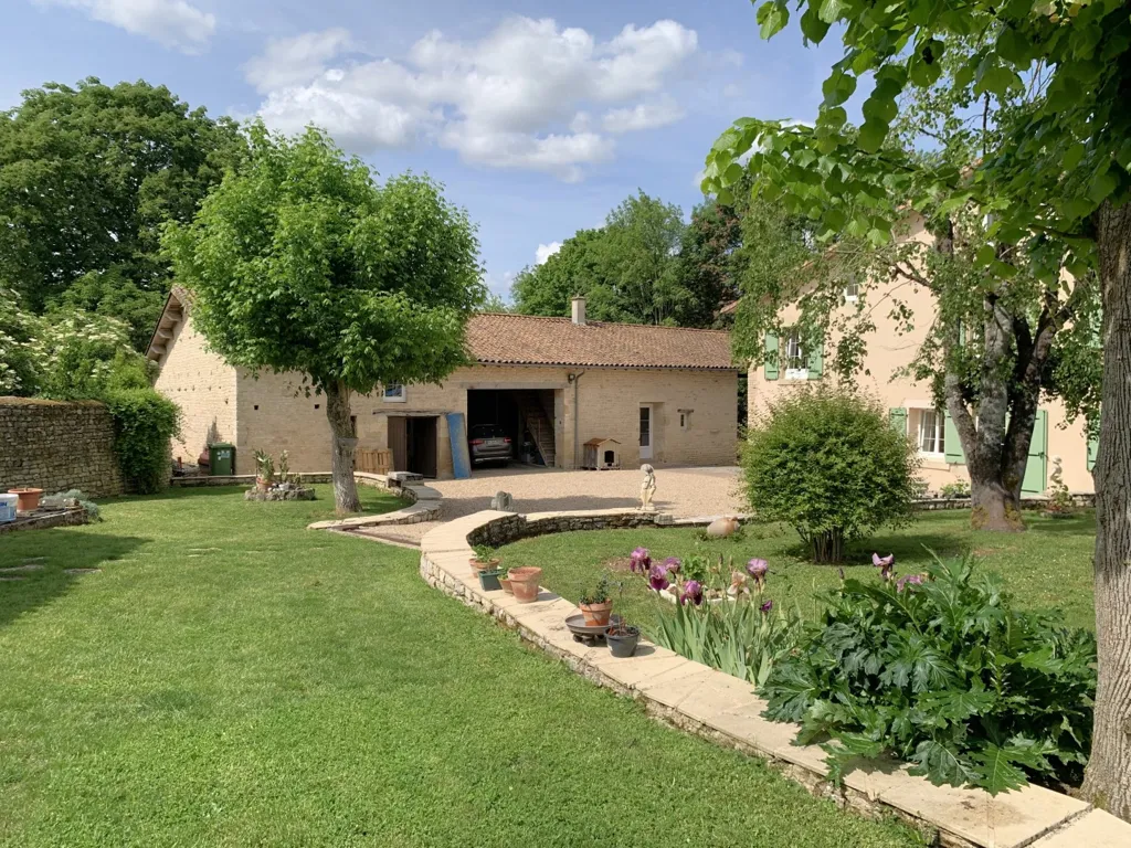 Jardin - Moulin Rénové avec Piscine et Parc près de Niort