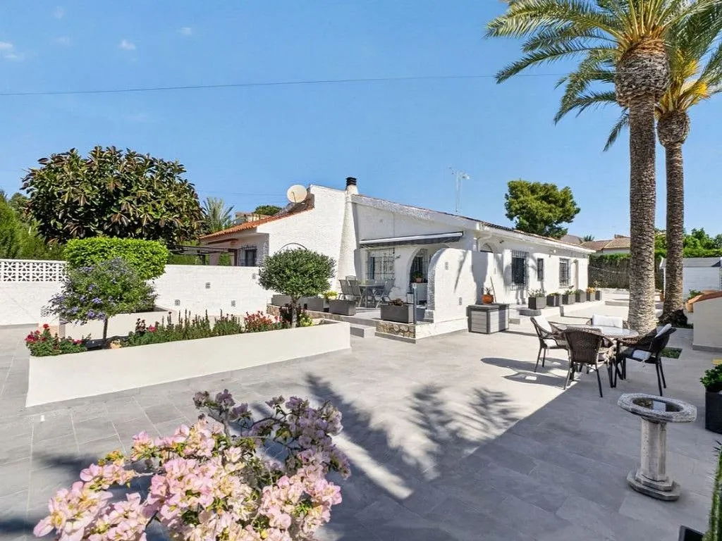 Terrass - Chalet with Pool on Avenida Las Alondras