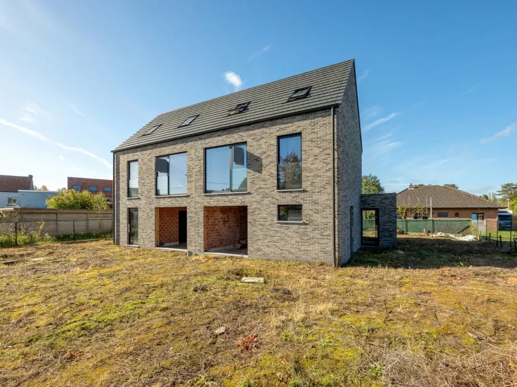 Extérieur - Maison Moderne avec Garage Automatique à Zoersel
