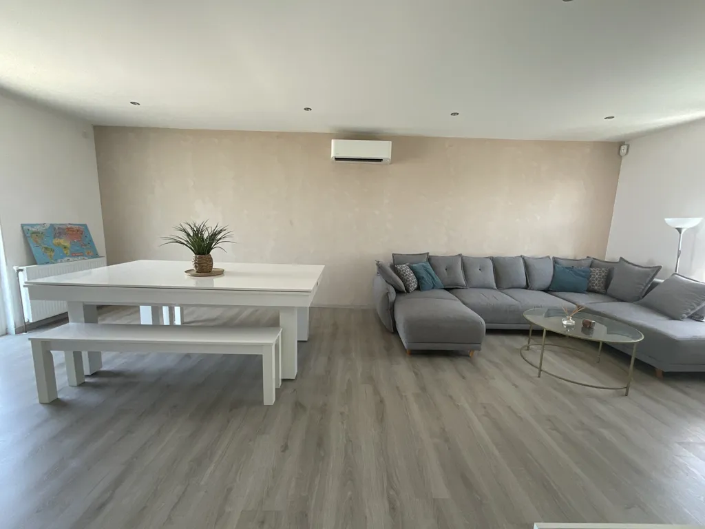 Elutuba - Family House with Pool in Loyettes