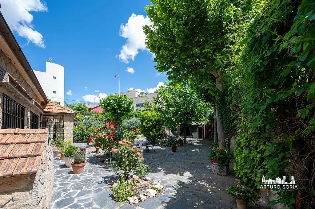 Aed - Detached House with Development Potential in Arturo Soria