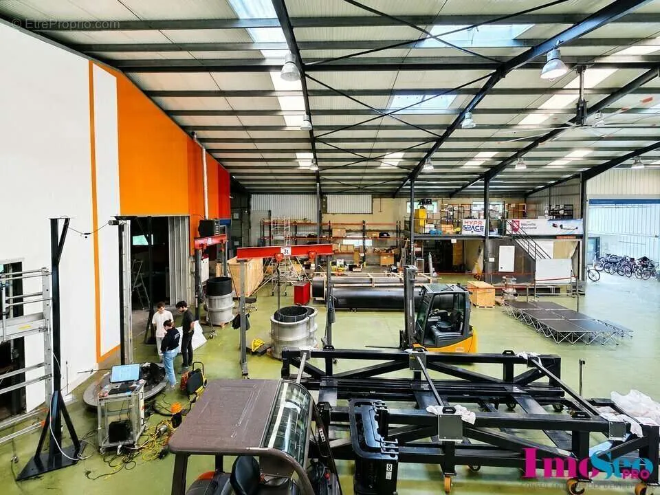 Pièces - Entrepôt Industriel avec Bureaux au Haillan