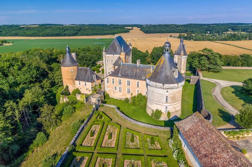 Õhuvaade - Medieval Château with River View near Poitiers