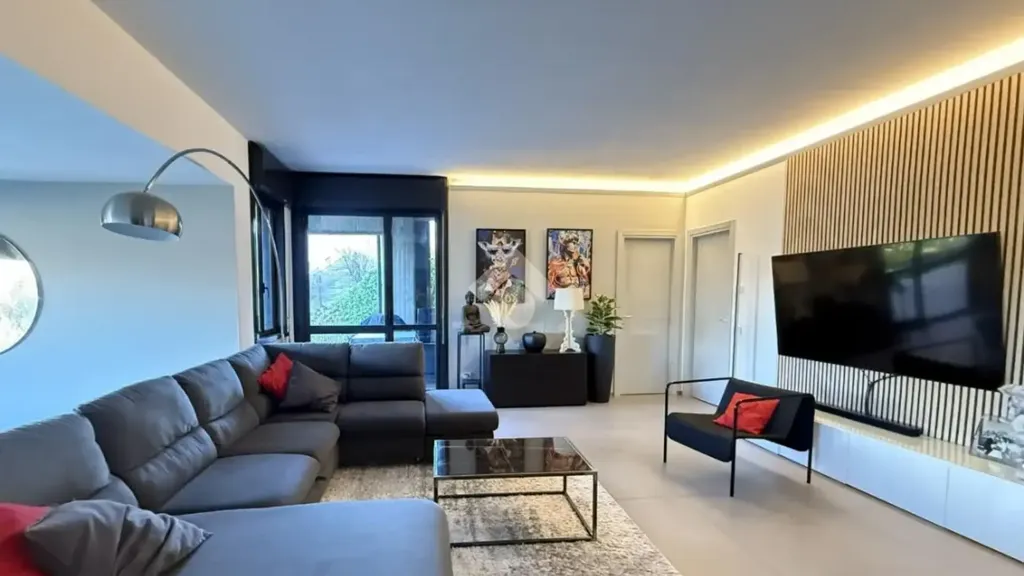 Soggiorno - Rear-Facing Apartment with Terraces in Malgrate
