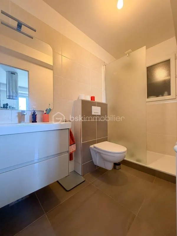 Salles de bain - Maison Récemment Construite avec Terrasse Ouest