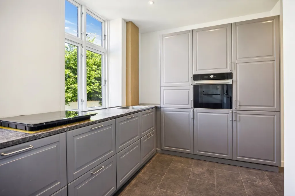 Kitchen - Classical 5-Room Flat with Original Parquet in City Centre