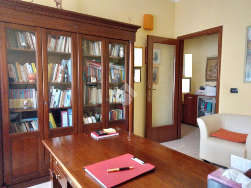 Bureau - Apartment with Balcony in Castrolibero