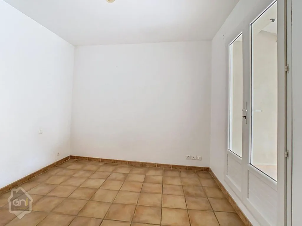 Pièces - Maison de Village avec Cour et Terrasse à Senas