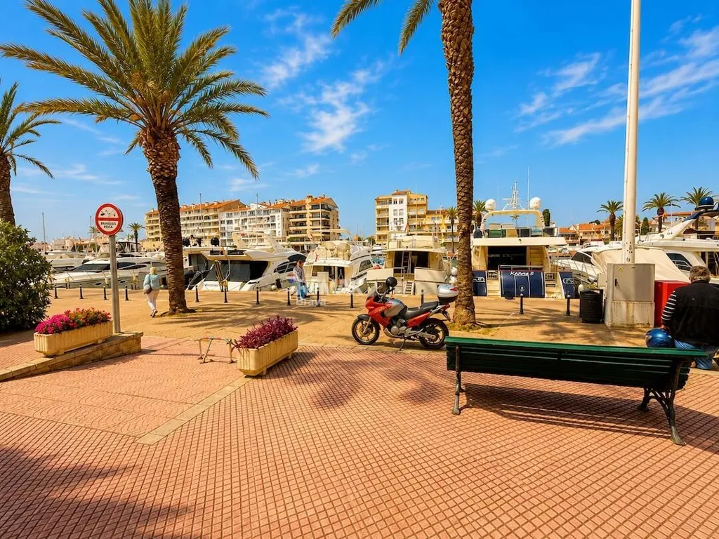 Apartment with Terrace in Empuriabrava