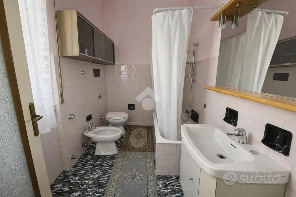 Salles de bain - Three-Bedroom Apartment with Private Garden in Lecco