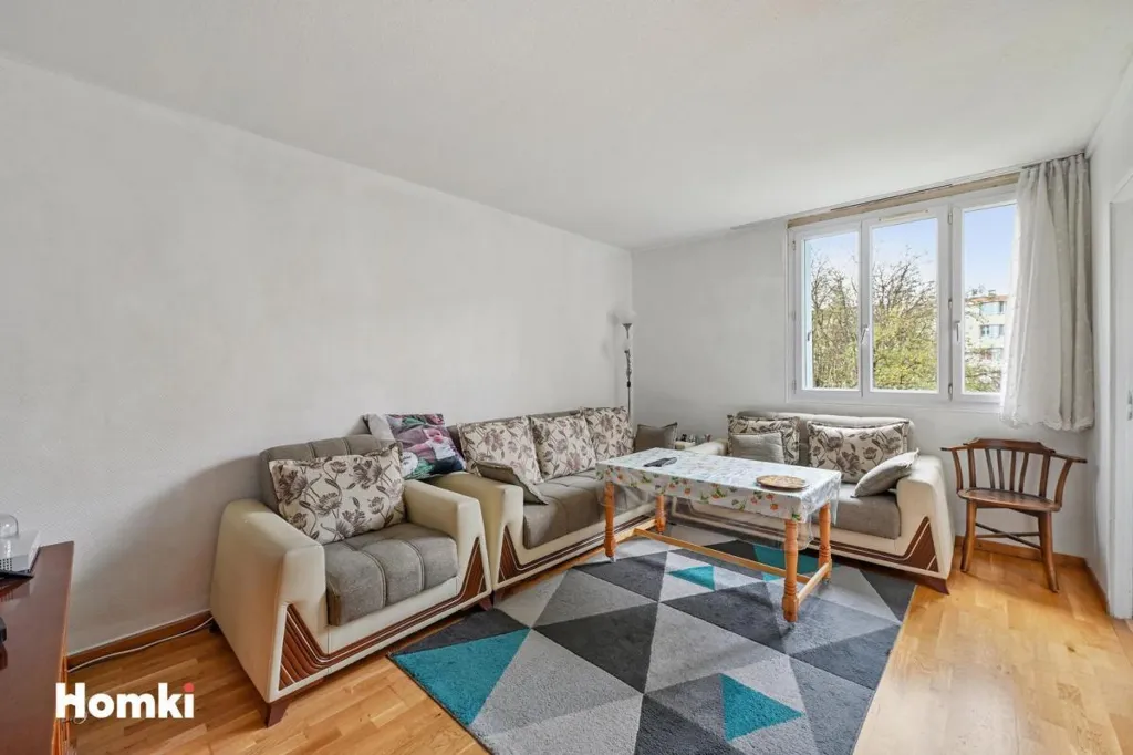 Living Room - 4-Bed Apartment with Private Parking in Valenton