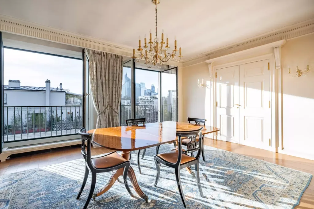Salle à manger - Triplex avec Terrasse Panoramique à Neuilly-sur-Seine