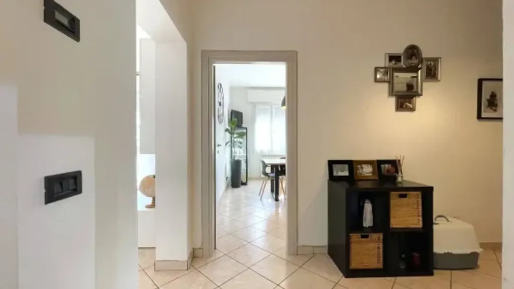 Entrée - Rear-Facing Apartment with Balcony in Carpi