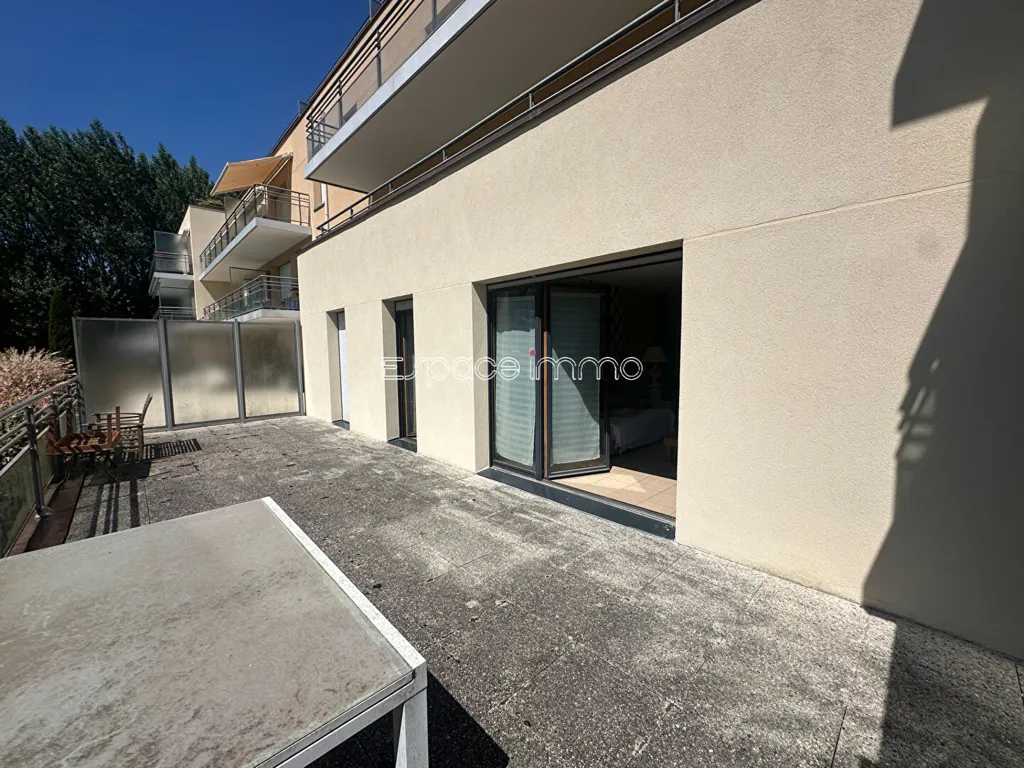 Terrazza - Terraced Flat with Garage in Montville Centre
