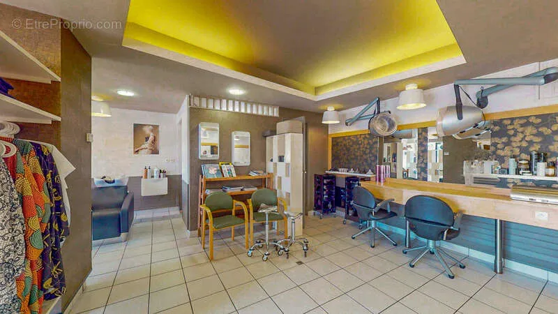 Rooms - Coiffure Salon with Market View in Douarnenez