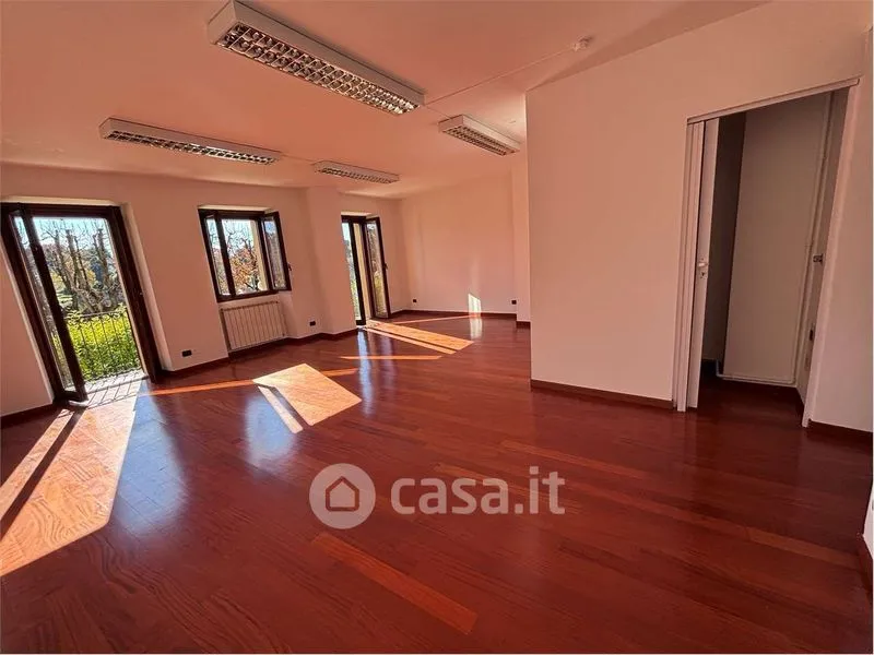 Bureau - Elegant Apartment with River View in Sesto Calende