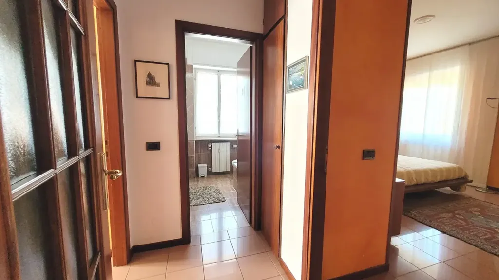 Entrée - Central Trilocale with Balcony in Bovezzo