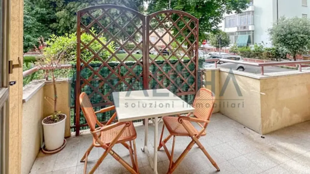 Terrace - Three-Bedroom Apartment with Balcony in Forlì