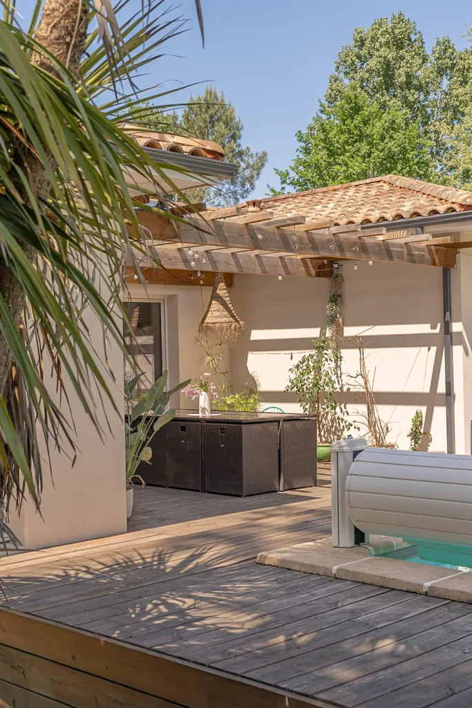 Bassein - Contemporary House with Pool in Salles
