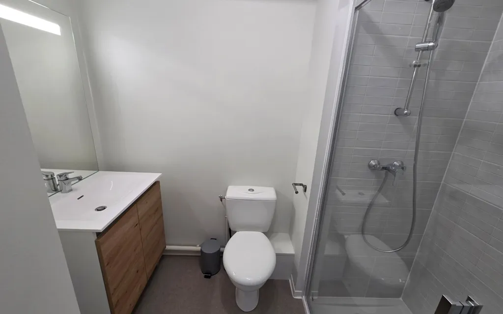 Salles de bain - Studio Meublé avec Ascenseur à Albi