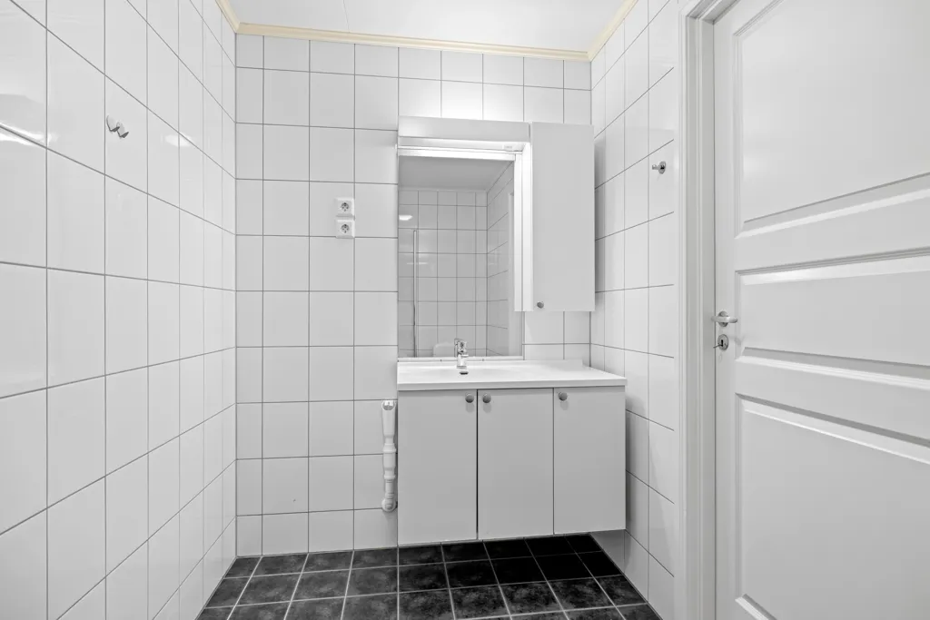 Vannitoad - Well-Maintained 3-Bed Flat with Garage in Family-Friendly Area