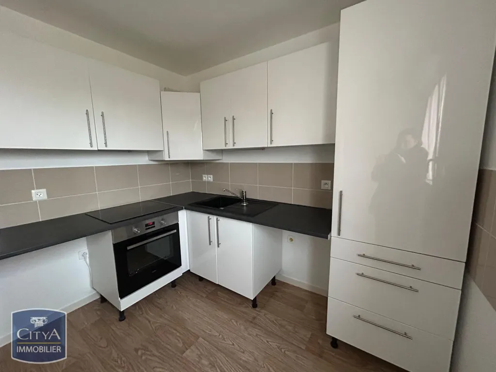 Köök - 3-Bedroom Apartment with Balcony in Allonnes