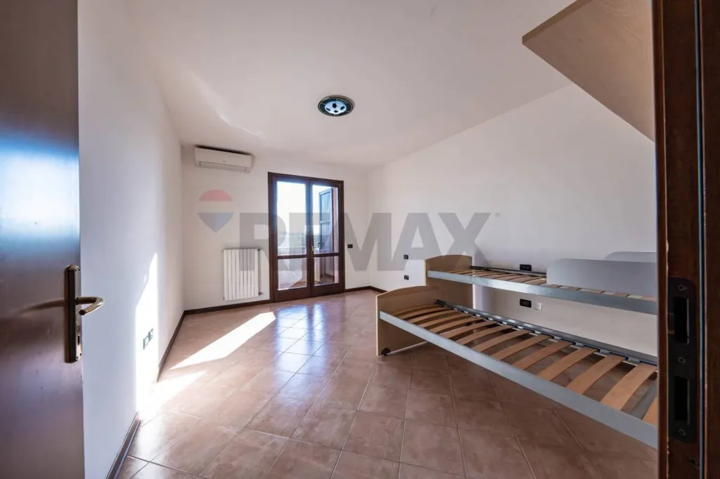 Chambres - Energy-Efficient Semi-Detached Villa in Vigarano Mainarda