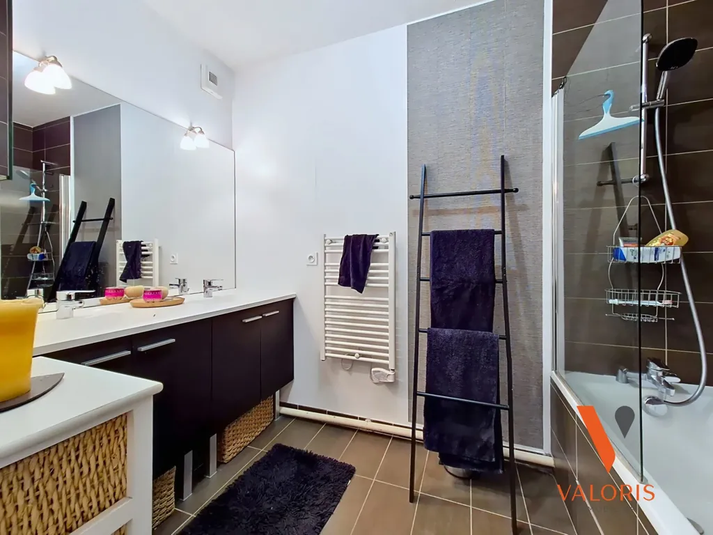 Salles de bain - Appartement avec Balcon et Garage à Grenoble