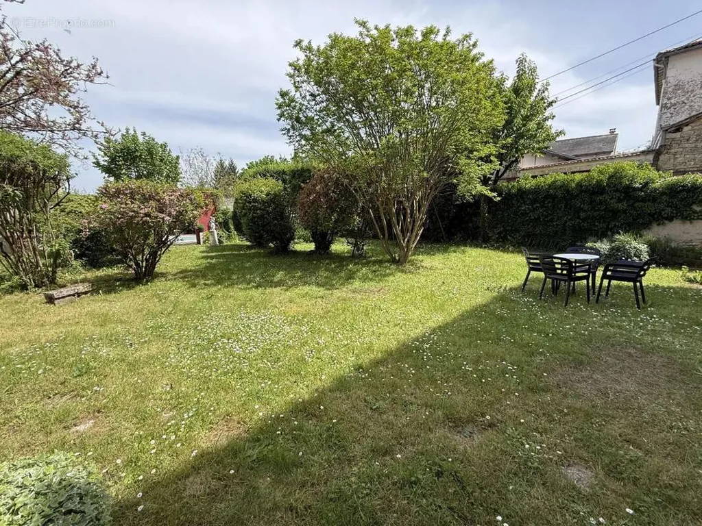 Aed - Detached Townhouse with Pool in Ruffec