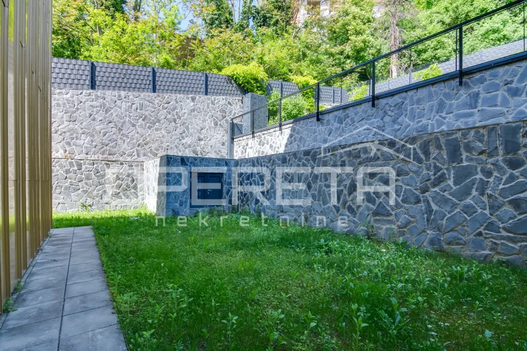 Jardin - 4-Room Apartment with Cathedral View in Centar