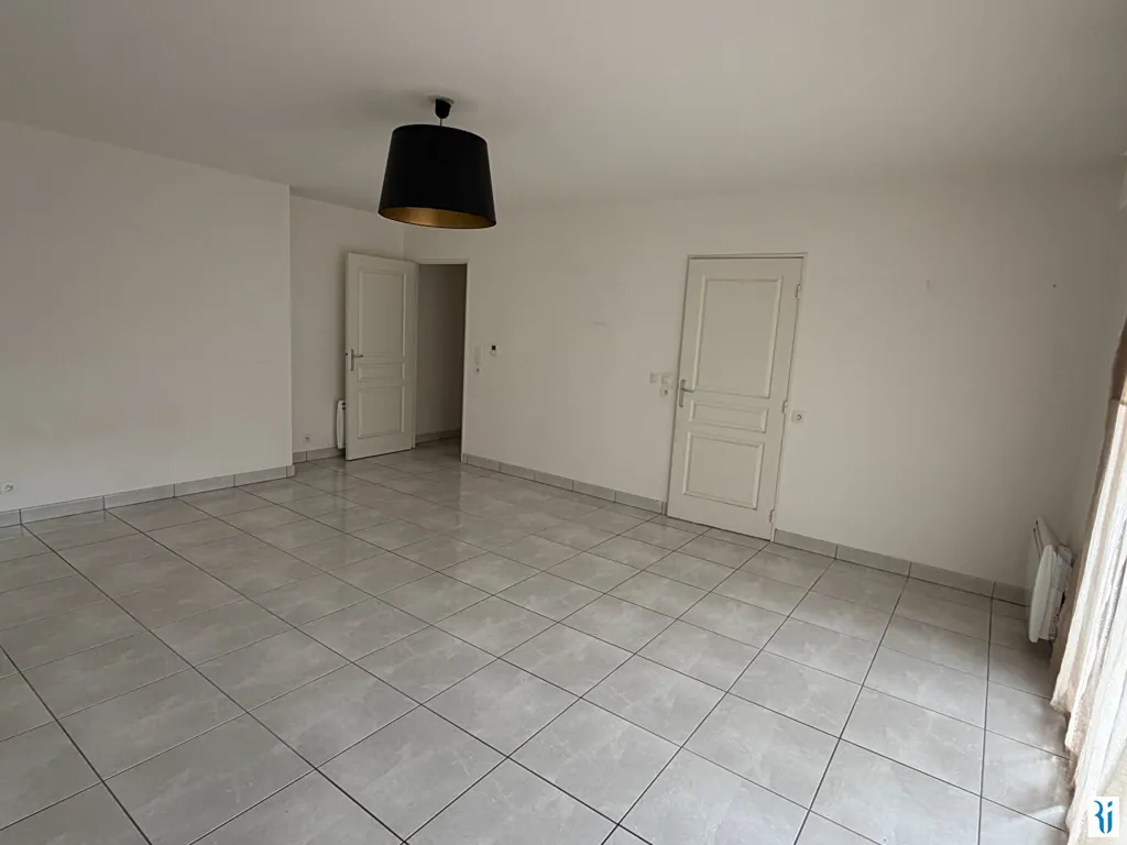Rooms - Flat with Balcony in Le Mesnil Esnard