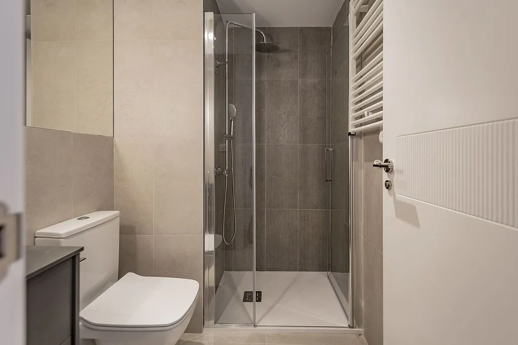 Bathrooms - 3-Bedroom Flat with Terrace in Prosperidad