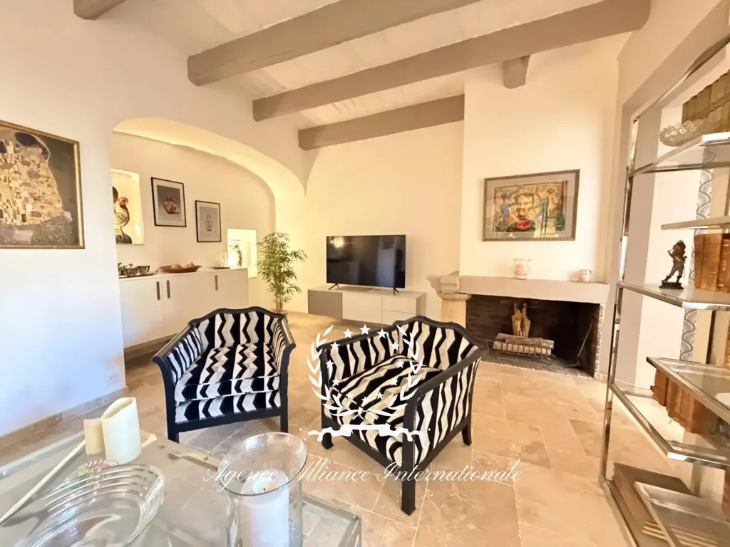 Living Room - Spacious 3-Bedroom Apartment in Cannes