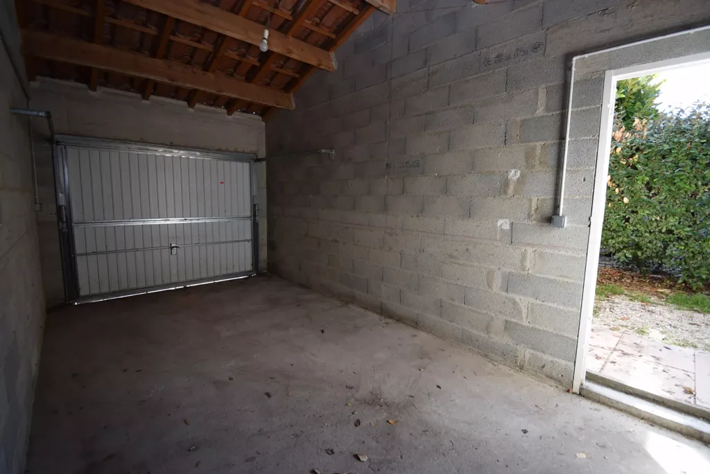 Garaaž - Three-Bedroom House with Garage in Quiet Area