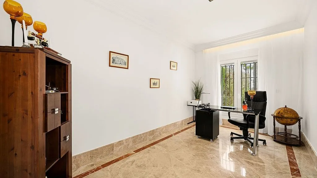 Bureau - Villa with Sea and Golf Views in Marbella