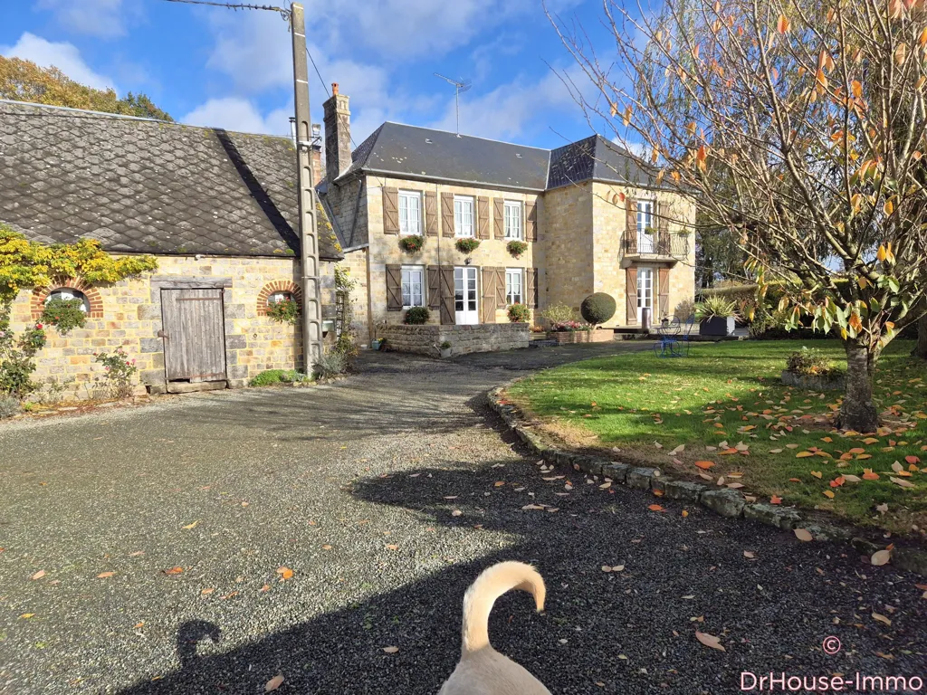 Jardin - Maison en Pierres avec Bureau et Dépendance à Domfront