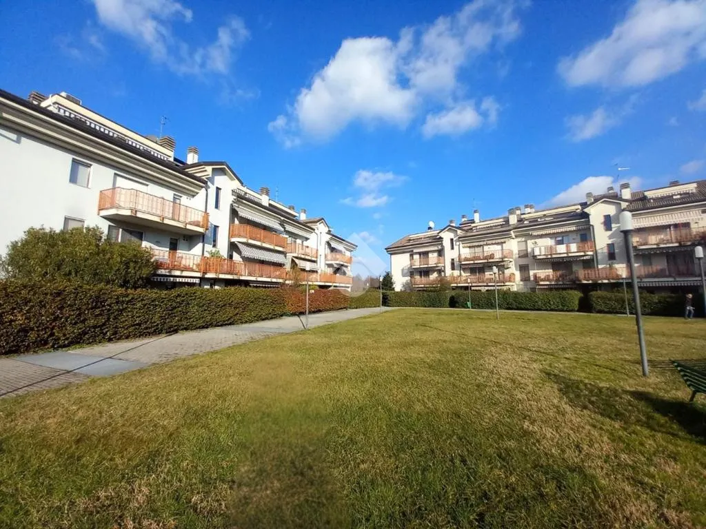 Aed - Top-Floor Flat with Balconies in Vittuone