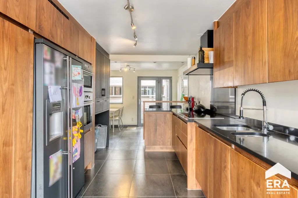Cuisine - Maison Familiale avec Piscine Solaire à Proximité du Centre-Ville