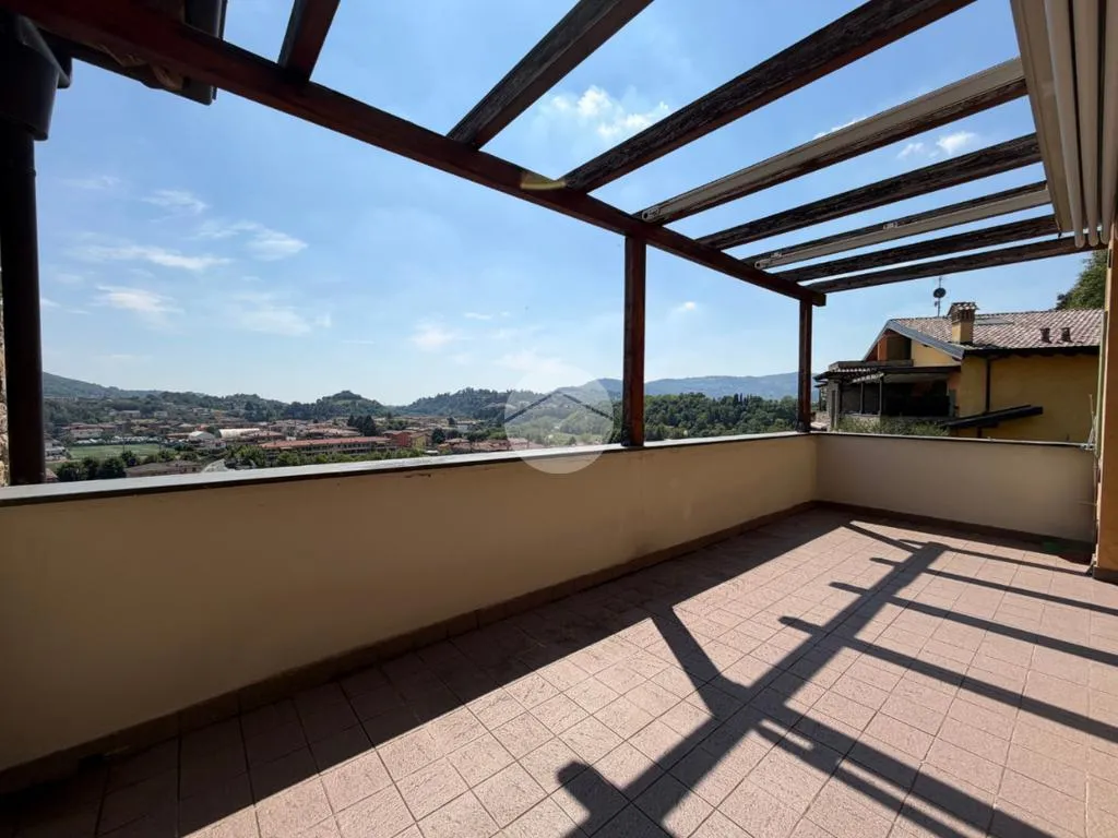 Terrasse - Refined Two-Level Apartment with Lake View in Sarnico