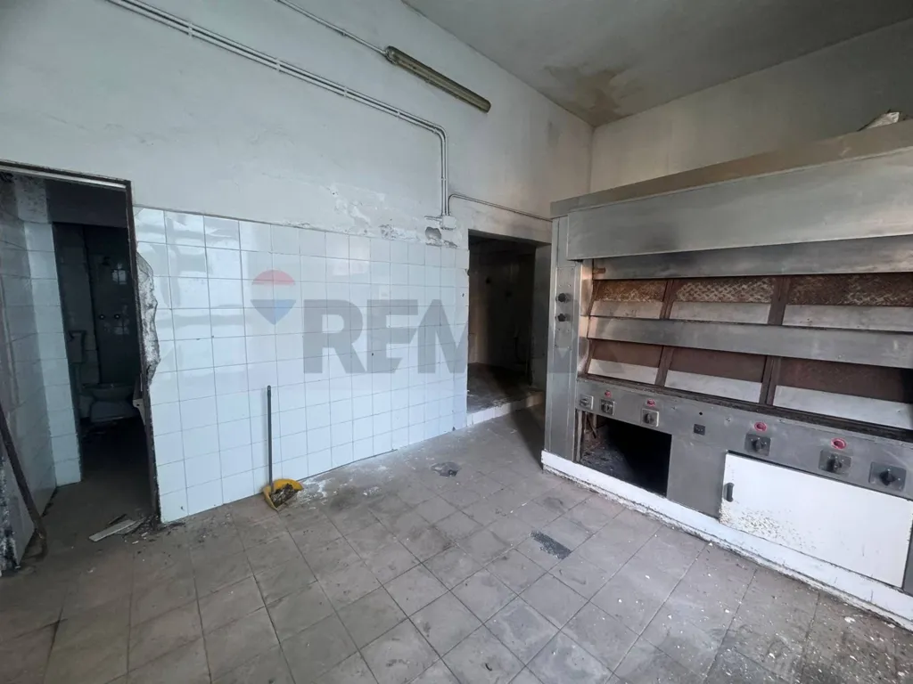 Cuisine - Garage with Multiple Access Points in Catania