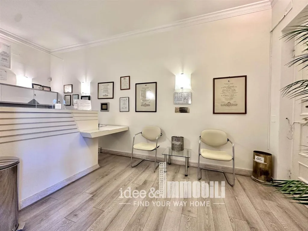 Esik - Signorile Apartment with Balcony in Florence