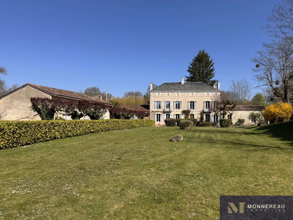 Aed - Maison de Maître with Pool in Montguyon