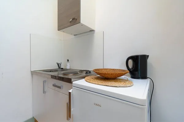 Cuisine - 1 Bedroom Apartment with High Windows in Leiden
