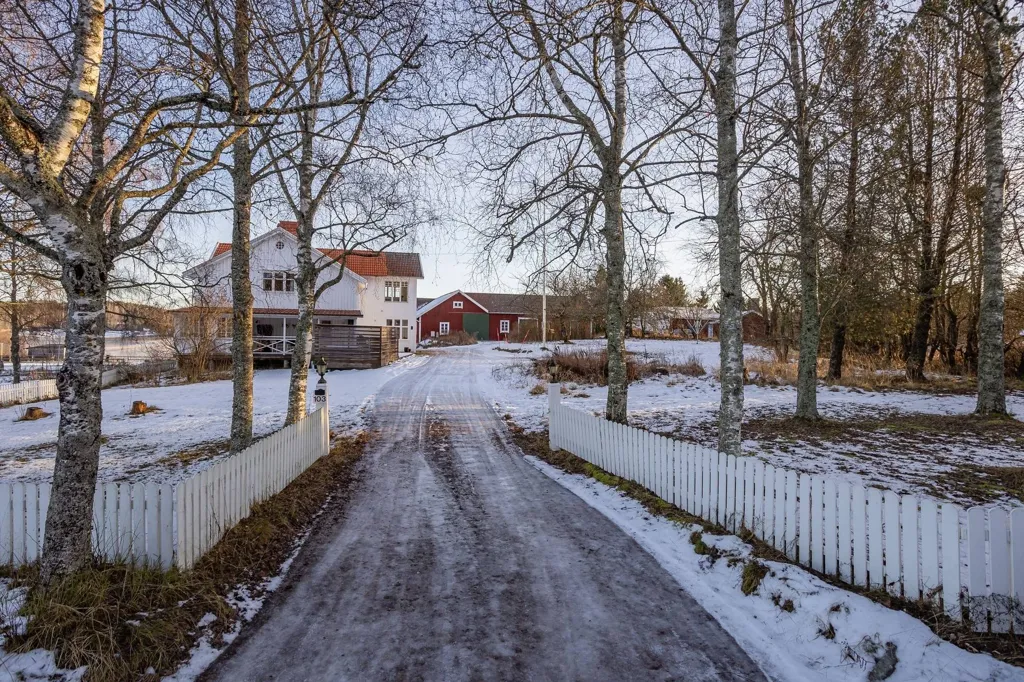 Exterior - Well-Maintained Farmhouse with Stables in Västernorrland