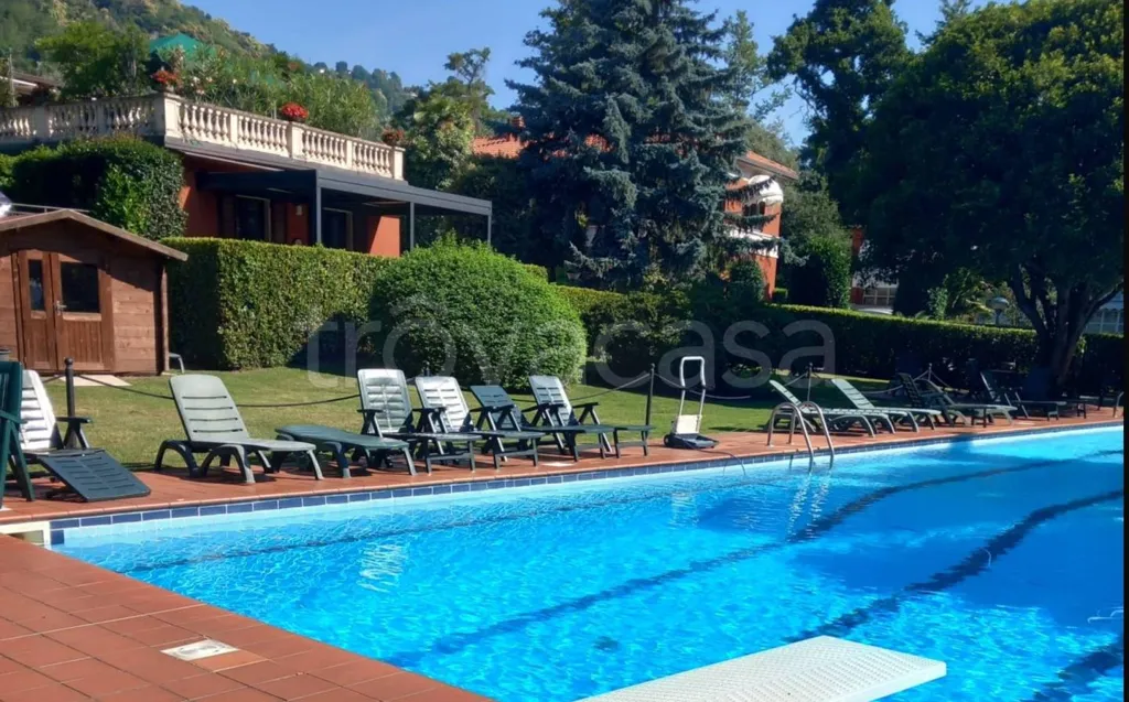 Piscine - Lakefront Apartment with Balcony in Meina