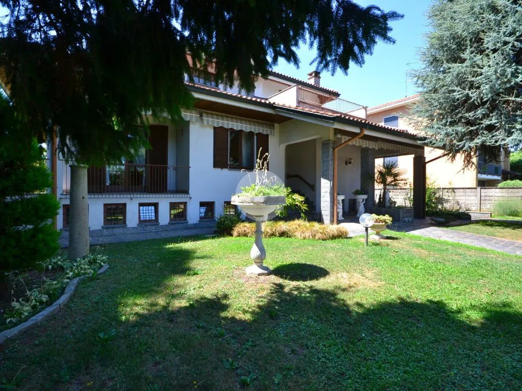 Aed - Detached Villa with Garden in Vittuone