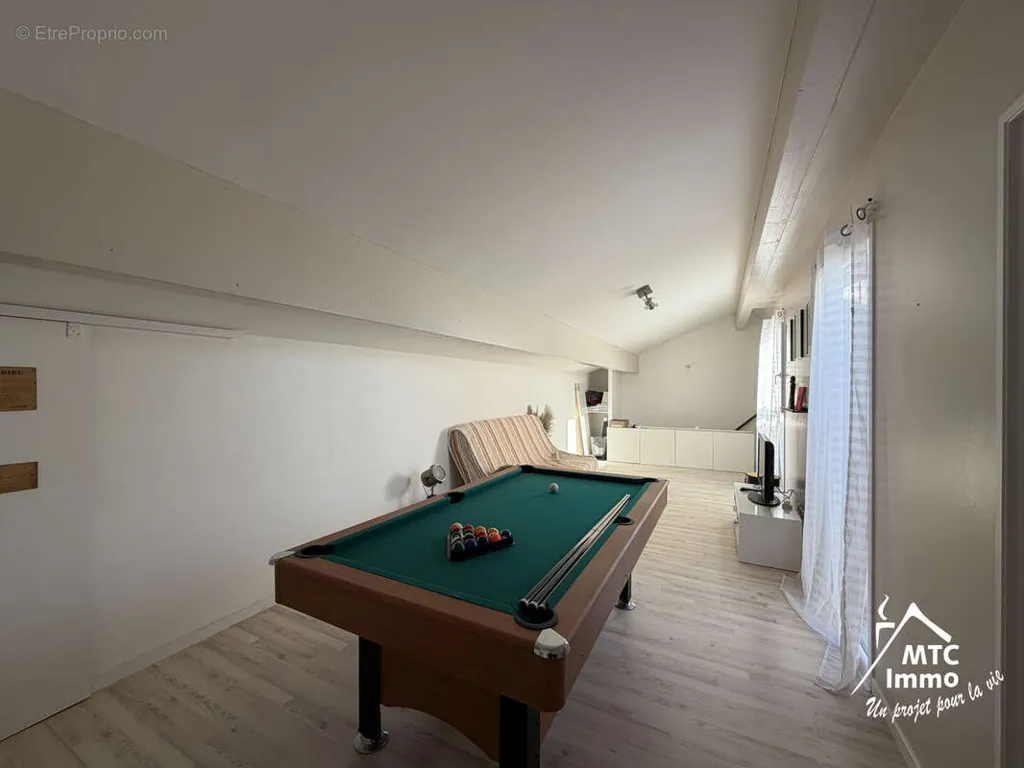 Pièces - Maison Contemporaine avec Piscine et Entrepôt à Loyettes