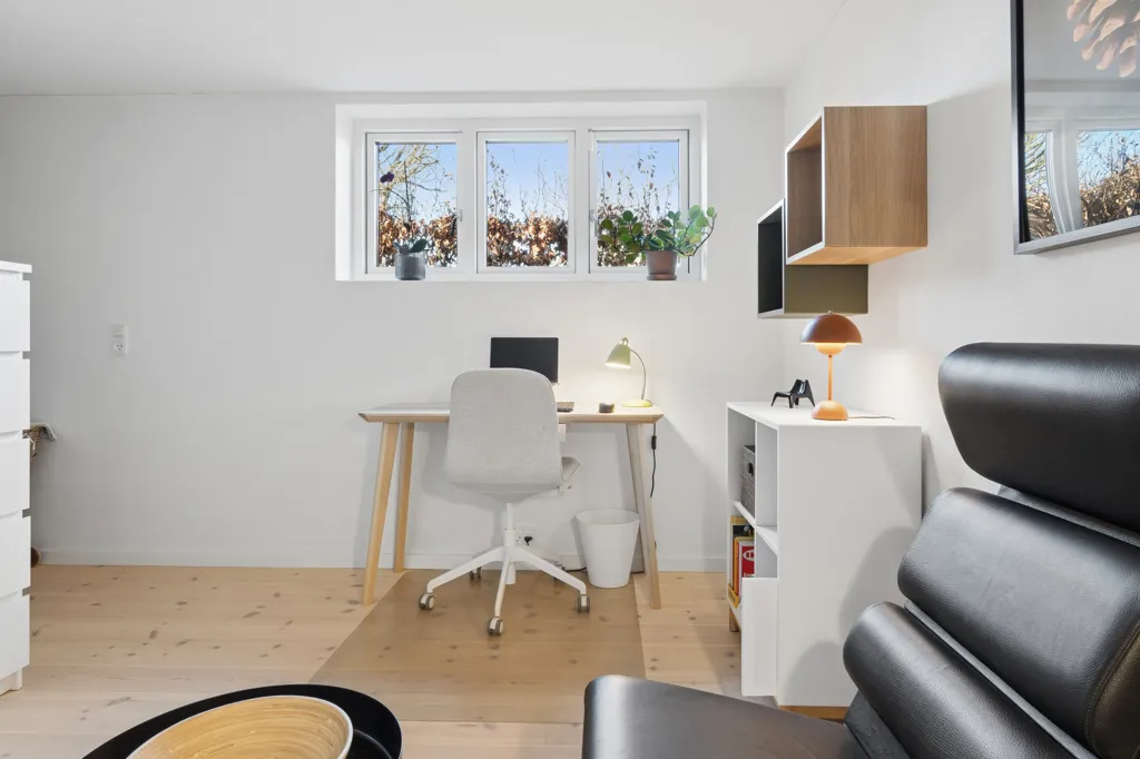 Office - Charming Brick Villa with Terrace in Birkerød